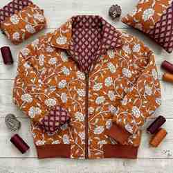 MATELASSÉ  MOTIFS FLORAUX TERRACOTTA PRUNE