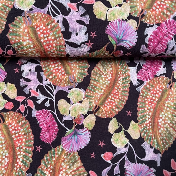 TISSU CREPE FLEURS TROPICALES FOND BORDEAU